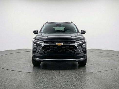 Used 2025 Chevrolet Trax LT w/ LT Convenience Package image 2