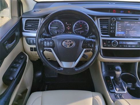 Used 2019 Toyota Highlander XLE image 16