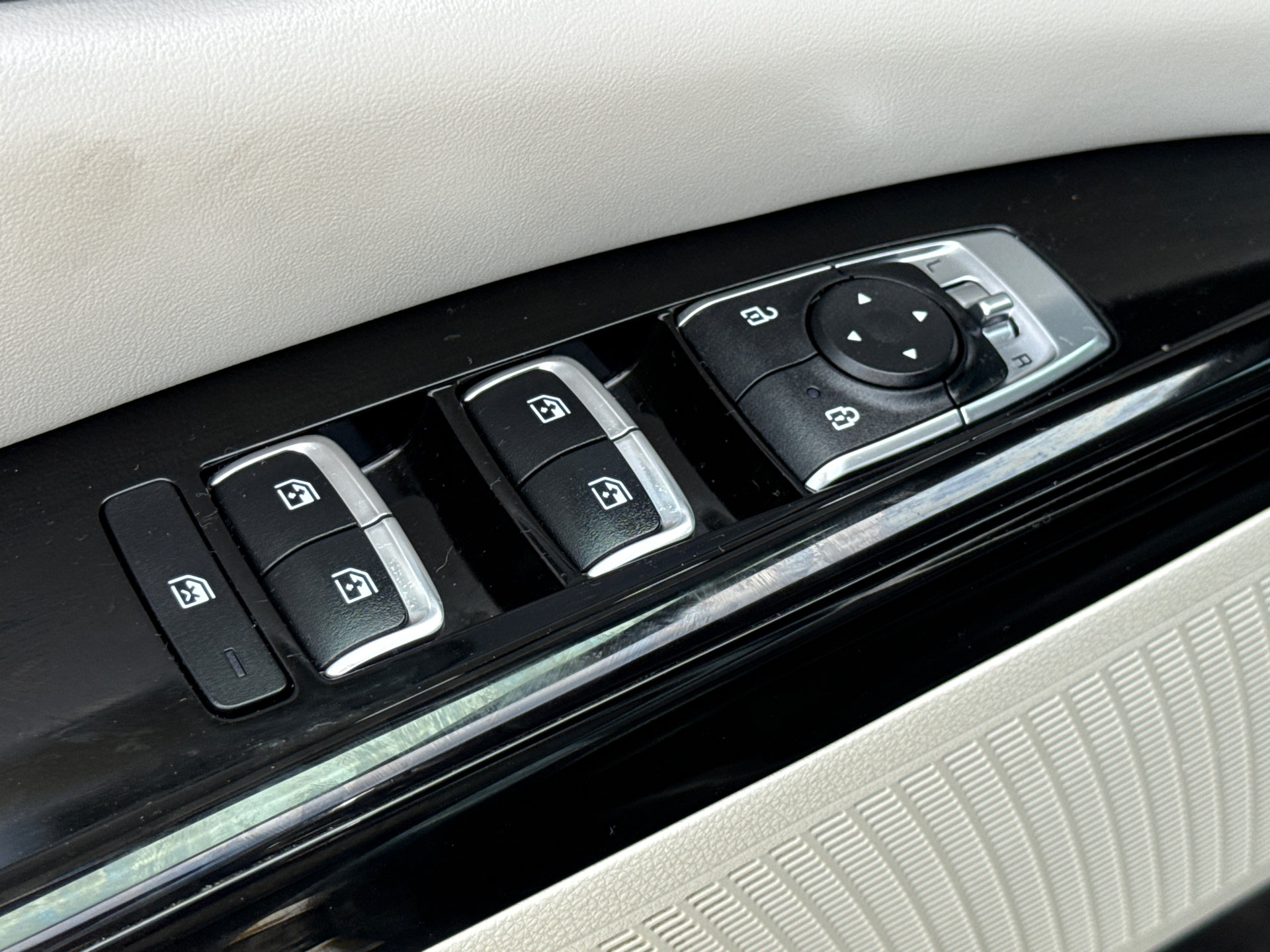 Used 2023 Kia Carnival EX FWD image 21