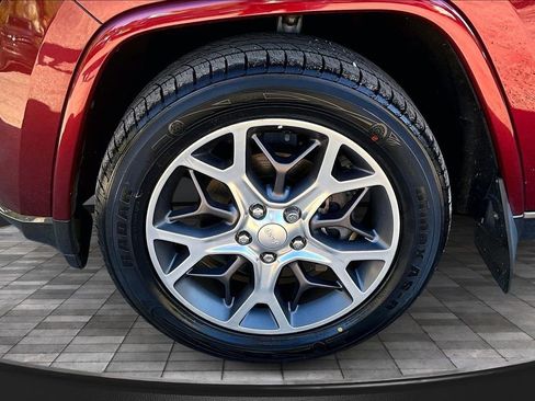 Used 2018 Jeep Grand Cherokee Limited image 36