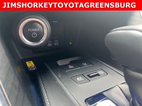 Used 2024 Toyota Venza XLE image 24