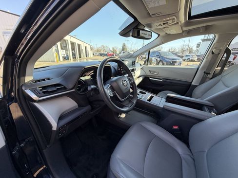 Used 2021 Toyota Sienna XLE image 11