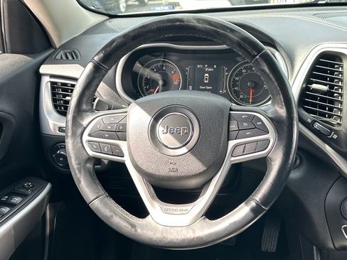 Used 2018 Jeep Cherokee Latitude Plus FWD image 18