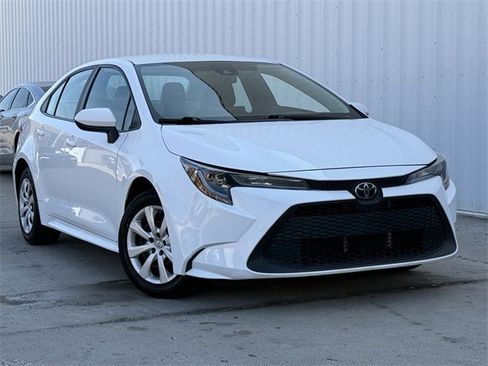 Used 2022 Toyota Corolla LE image 2