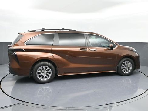 Used 2023 Toyota Sienna XLE image 22