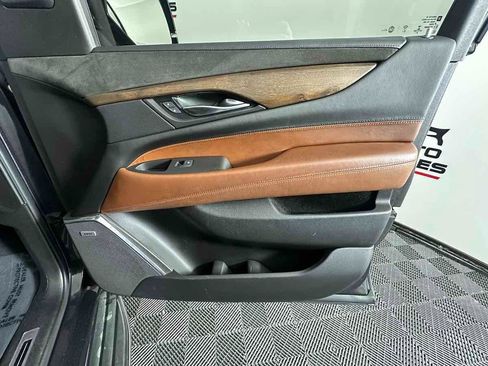 Used 2017 Cadillac Escalade Luxury AWD/4WD image 29