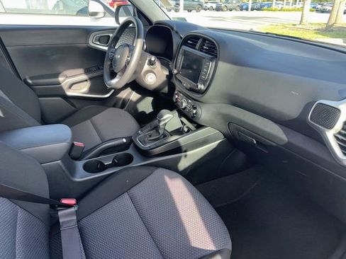 Certified 2025 Kia Soul LX w/ LX Technology Package FWD image 3