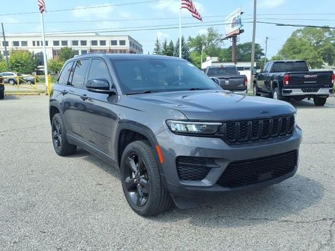 Used 2024 Jeep Grand Cherokee Altitude AWD/4WD image 3