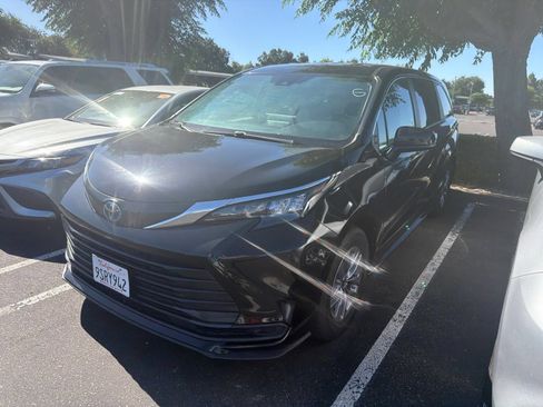 Certified 2024 Toyota Sienna LE FWD image 4