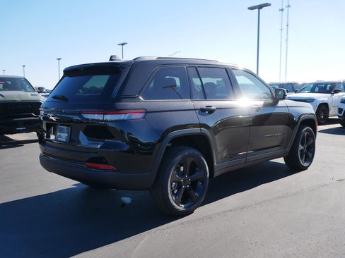 New 2025 Jeep Grand Cherokee Limited w/ Luxury Tech Group II image 2