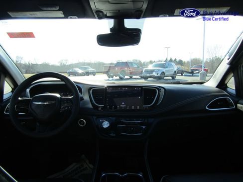 Used 2025 Chrysler Pacifica Limited FWD image 16