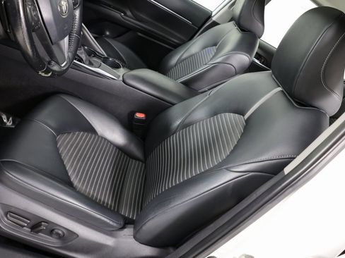 Used 2020 Toyota Camry SE image 9