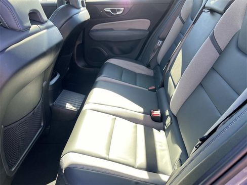 Used 2022 Volvo S60 T8 R-Design image 17