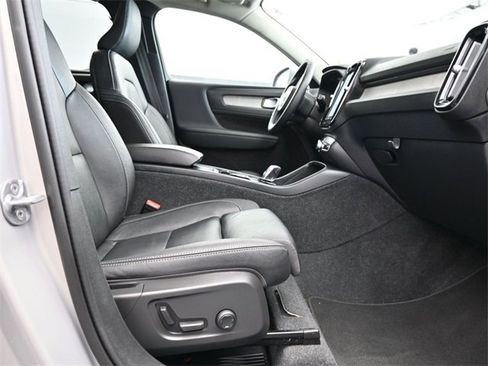 Used 2024 Volvo XC40 B5 Plus image 33