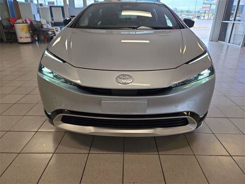 Used 2025 Toyota Prius Plug-In Hybrid image 3