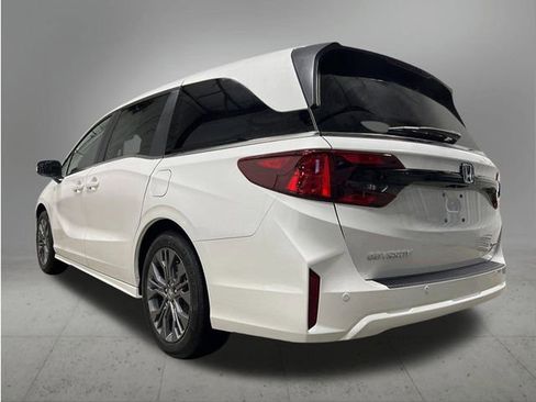 New 2026 Honda Odyssey Touring image 3