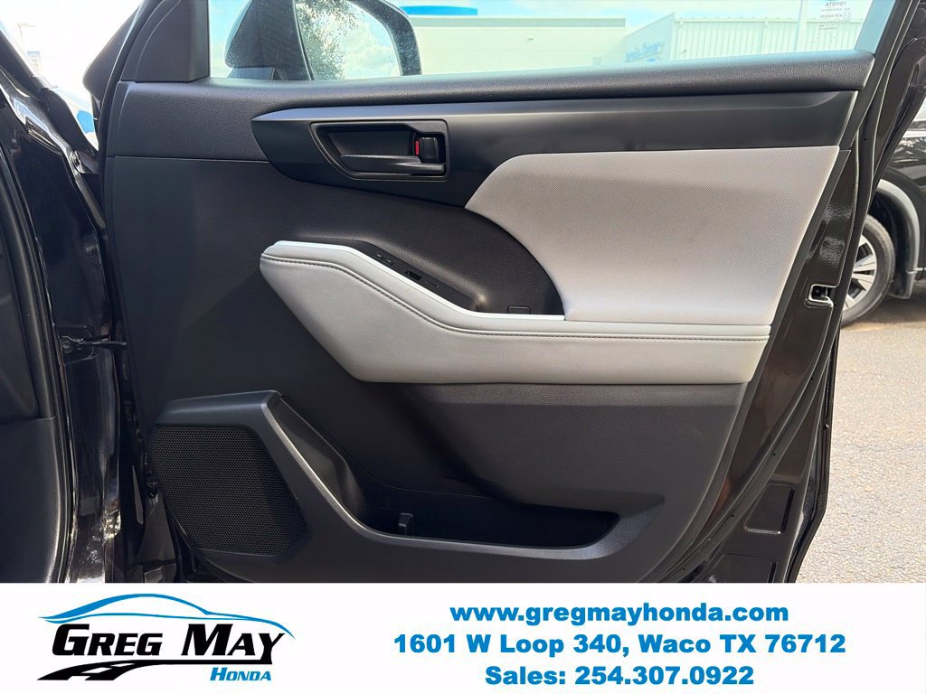 Used 2021 Toyota Highlander LE FWD image 12