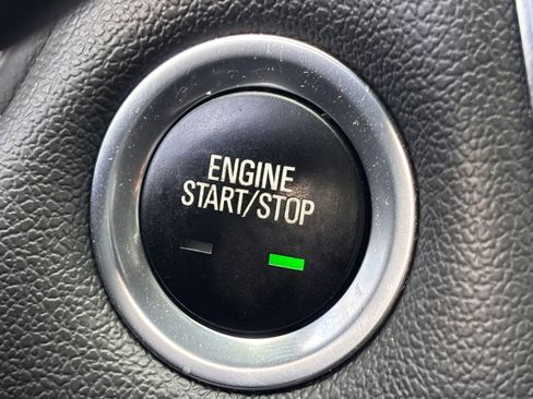 Used 2022 Chevrolet Traverse LT FWD image 34