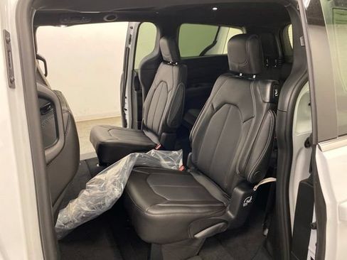 New 2027 Chrysler Pacifica Select FWD image 21