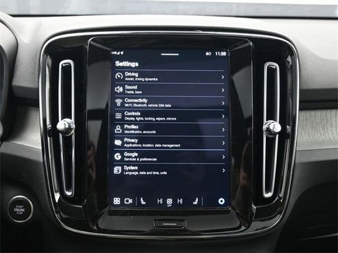 Used 2025 Volvo XC40 B5 Plus image 14