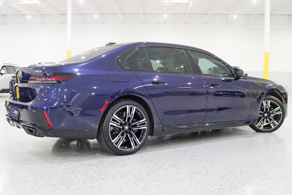 Used 2023 BMW 760i xDrive w/ Luxury Rear Seating Package AWD/4WD image 9