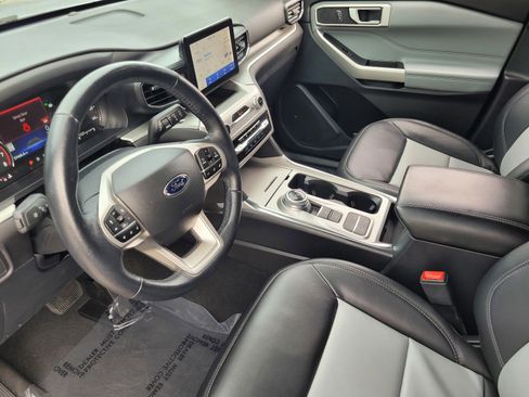 Used 2022 Ford Explorer XLT w/ Equipment Group 202A image 19