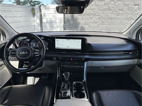 Used 2022 Kia Carnival EX FWD image 19