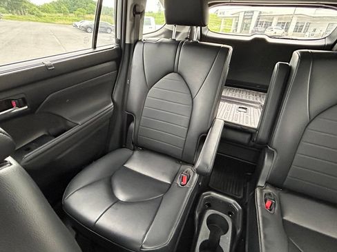 Used 2023 Toyota Highlander XLE AWD/4WD image 13