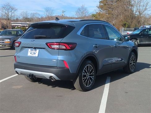 Used 2025 Ford Escape SE w/ Class II Trailer Tow Package image 13