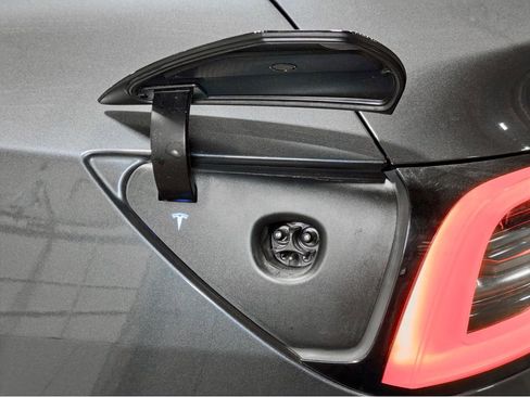 Used 2022 Tesla Model Y Performance image 5