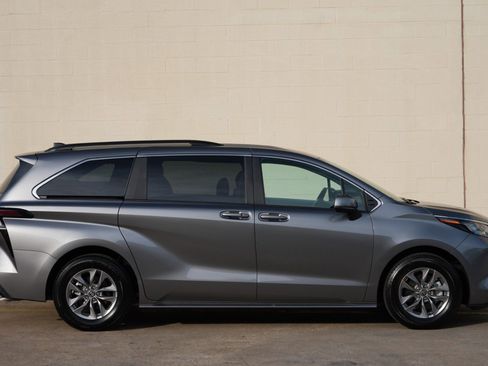 Used 2026 Toyota Sienna LE AWD/4WD image 54