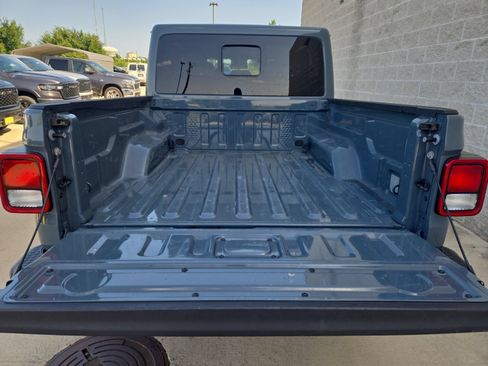 Used 2024 Jeep Gladiator Sport AWD/4WD image 25
