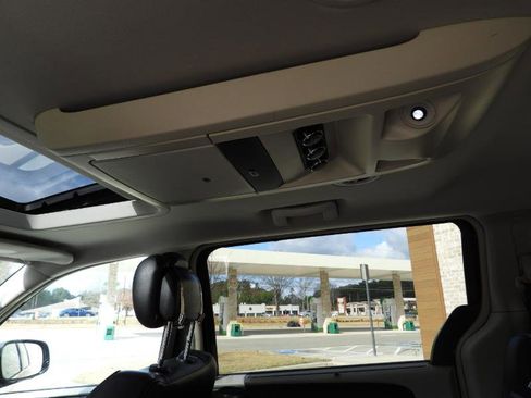 Used 2014 Chrysler Town & Country Touring-L image 25