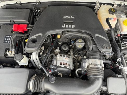 Used 2019 Jeep Wrangler Unlimited Sahara image 34