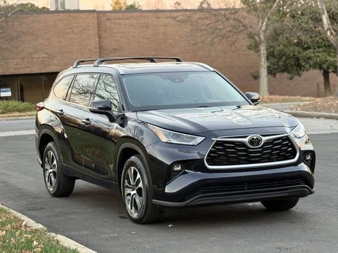 Used 2021 Toyota Highlander XLE FWD image 3