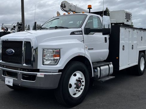 Used 2017 Ford F750 2WD Regular Cab Super Duty image 2