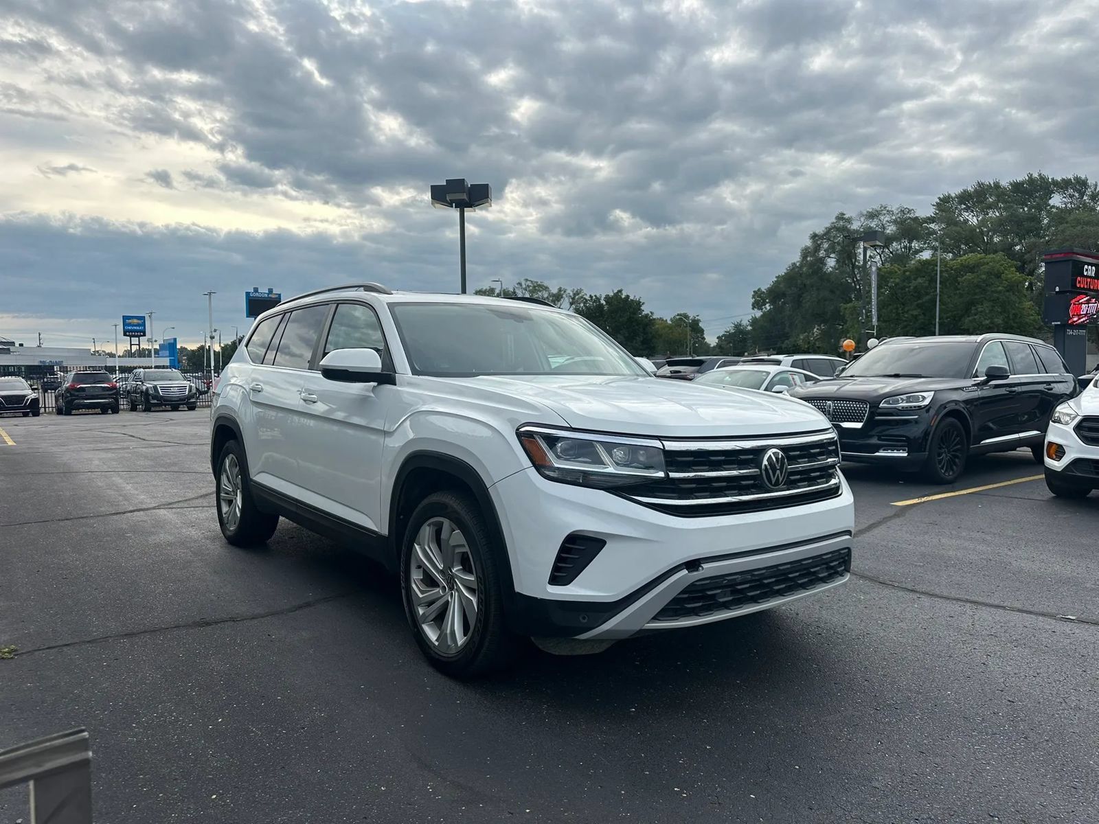 Used 2021 Volkswagen Atlas SE w/ Panoramic Sunroof Package FWD image 3