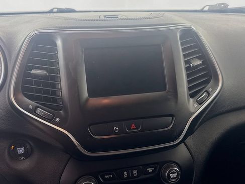 Used 2019 Jeep Cherokee Latitude Plus w/ Cold Weather Group AWD/4WD image 17