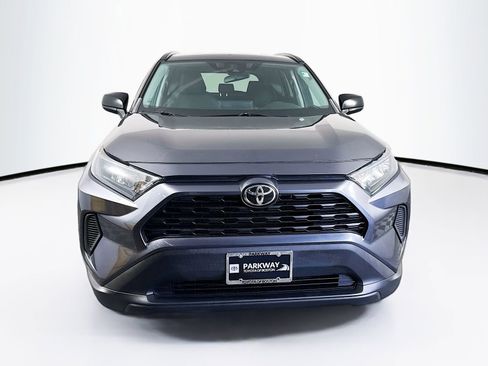 Used 2019 Toyota RAV4 LE AWD/4WD image 2
