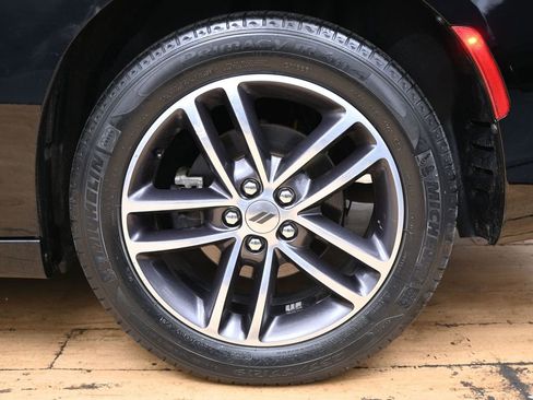 Used 2019 Dodge Charger SXT image 12