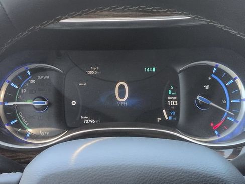 Used 2023 Chrysler Pacifica Limited FWD image 18