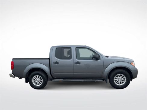 Used 2018 Nissan Frontier SV image 2