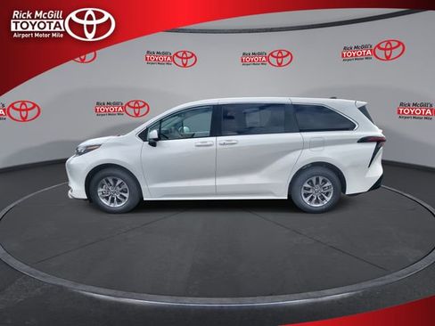 Used 2024 Toyota Sienna LE image 5