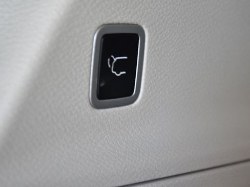 Used 2024 Chrysler Pacifica Limited FWD image 9