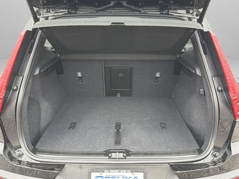 Used 2025 Volvo XC40 B5 Plus image 21