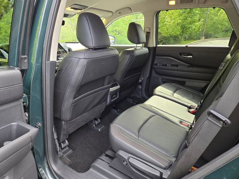 Used 2025 Nissan Pathfinder SL AWD/4WD image 25