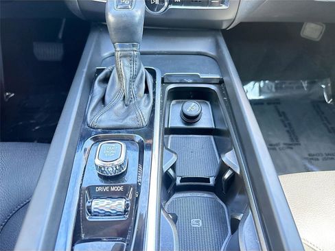 Used 2020 Volvo XC60 T6 Momentum image 17