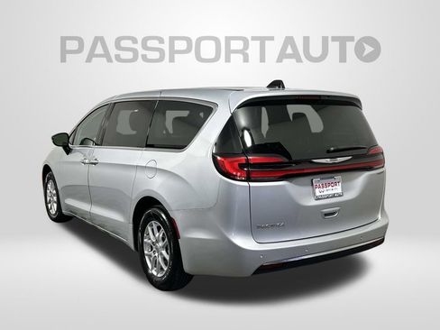 Used 2024 Chrysler Pacifica Touring-L image 2