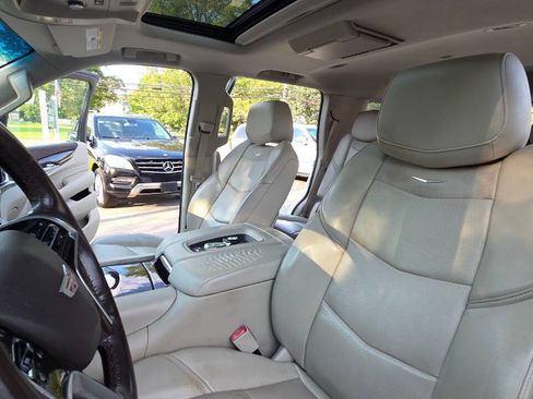 Used 2017 Cadillac Escalade Luxury AWD/4WD image 35
