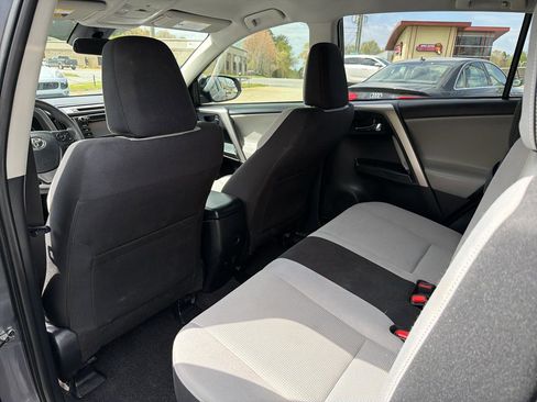 Used 2018 Toyota RAV4 LE image 12
